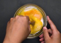 炸吐司冰淇淋的做法_图解吐司里面包冰淇淋怎么炸的